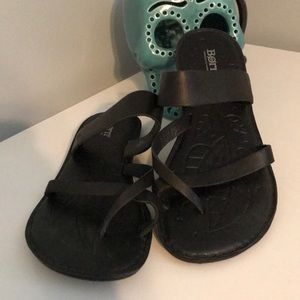 Born women’s black leather toe sandal.